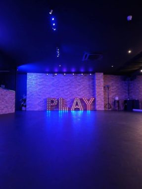 Двухсторонний сценический линолеум Harlequin Reversible Pro в зале студии Playground London. Танцевальное напольное покрытие Harlequin с подсветкой.