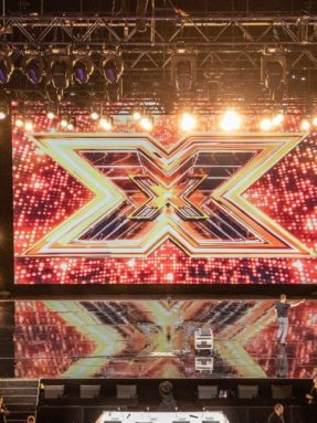 Глянцевый сценический линолеум Harlequin Hi-Shine на сцене шоу The X Factor. Зеркальное танцевальное напольное покрытие Harlequin.