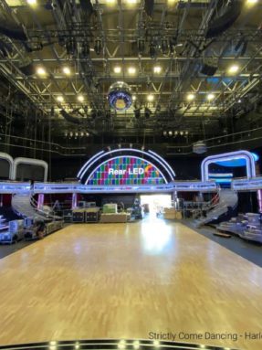Пол Harlequin Liberty Ballroom на съемочной площадке телешоу Strictly Come Dancing с масштабными декорациями и софитами.