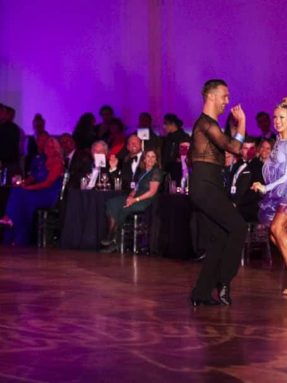 Танцевальный паркет Harlequin Liberty Ballroom на турнире по бальным танцам. Профессиональный разборный паркет Harlequin во время выступления пары в вечернем зале.