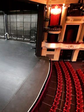 Сценический линолеум Harlequin Standfast на главной сцене театра Birmingham Hippodrome. Профессиональное напольное покрытие Harlequin в интерьере.