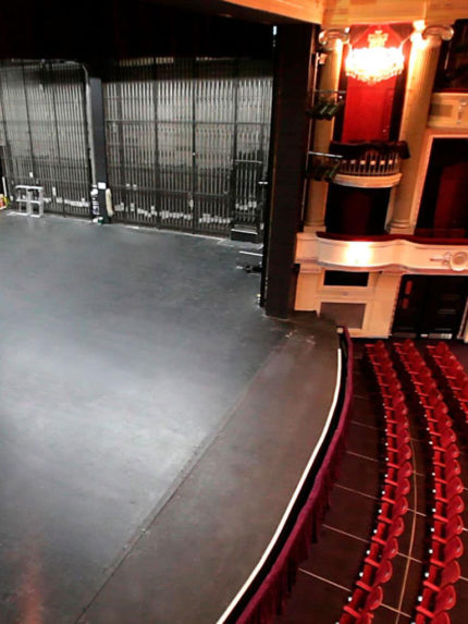 Сценический линолеум Harlequin Standfast на главной сцене театра Birmingham Hippodrome. Профессиональное напольное покрытие Harlequin в интерьере.