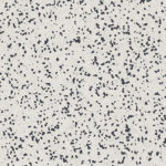 Гомогенный линолеум Tarkett iQ Surface 083 Contrast Airy со светло-серой мелкозернистой текстурой и контрастными черными вкраплениями крупным планом.
