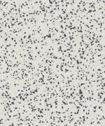 Гомогенный линолеум Tarkett iQ Surface 083 Contrast Airy со светло-серой мелкозернистой текстурой и контрастными черными вкраплениями крупным планом.