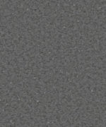 Гомогенный линолеум Tarkett iQ Granit 0194 с мелкозернистой направленной текстурой в темно-серых и графитовых тонах крупным планом.