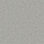 Гомогенный линолеум Tarkett iQ Granit Concrete 0233 бетонно-серого оттенка с мелкозернистой гранитной текстурой крупным планом.