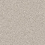 Гомогенный линолеум Tarkett iQ Granit Clay 0329 серо-бежевого оттенка с мелкозернистой контрастной текстурой крупным планом.