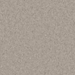 Гомогенный линолеум Tarkett iQ Granit 0330 с классической направленной мелкозернистой текстурой в серых и бежевых тонах крупным планом.