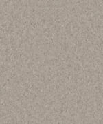 Гомогенный линолеум Tarkett iQ Granit 0330 с классической направленной мелкозернистой текстурой в серых и бежевых тонах крупным планом.