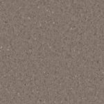 Гомогенный линолеум Tarkett iQ Granit 0337 с мелкозернистой гранитной текстурой в коричнево-серых тонах крупным планом.