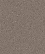 Гомогенный линолеум Tarkett iQ Granit 0337 с мелкозернистой гранитной текстурой в коричнево-серых тонах крупным планом.