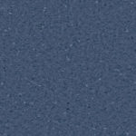 Гомогенный линолеум Tarkett iQ Granit Dark Blue 0339 с классической ненаправленной мелкозернистой текстурой темно-синего оттенка крупным планом.