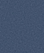 Гомогенный линолеум Tarkett iQ Granit Dark Blue 0339 с классической ненаправленной мелкозернистой текстурой темно-синего оттенка крупным планом.