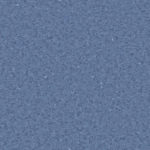 Гомогенный линолеум Tarkett iQ Granit 0340 синего цвета с классической мелкозернистой текстурой крошки крупным планом.