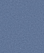 Гомогенный линолеум Tarkett iQ Granit 0340 синего цвета с классической мелкозернистой текстурой крошки крупным планом.